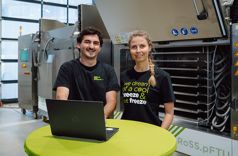Two employees of Single Use Support infront of a freeze-thaw unit.