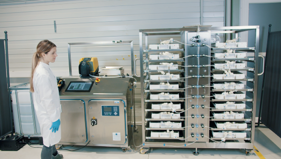 Image of an operator working with aseptic filling and filtration system for single-use biopharmaceutical bags.