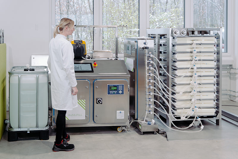 Image of a bulk drug substance filling system by Single Use Support with an operator.