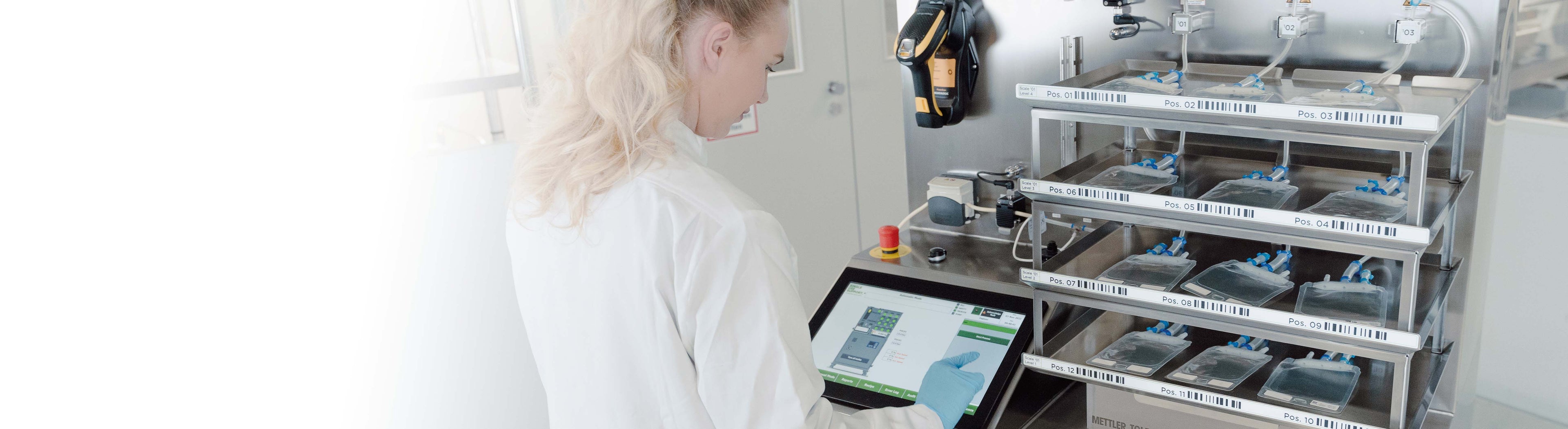A person performing an automated fill run with RoSS.FILL Lab Scale