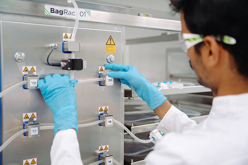 Close-up image of an operator interacting with a manifold setup on a RoSS.FILL Bag.