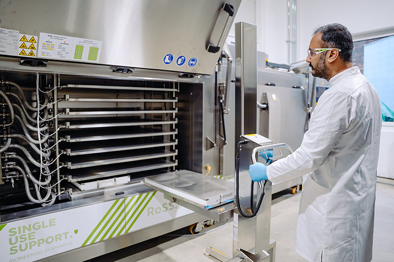 An image of an operator loading RoSS shells into a plate freeze-thaw system using the mobile gripper arm RoSS.LODR by Single Use Support.