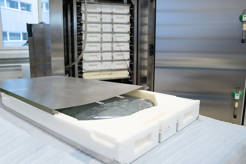Image of a 50l RoSS Shell in front of a RoSS.pFTU XL pharmaceutical freezer.